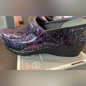Dansko XP 2.0 Patent Size 42 Engraved Floral New in box.